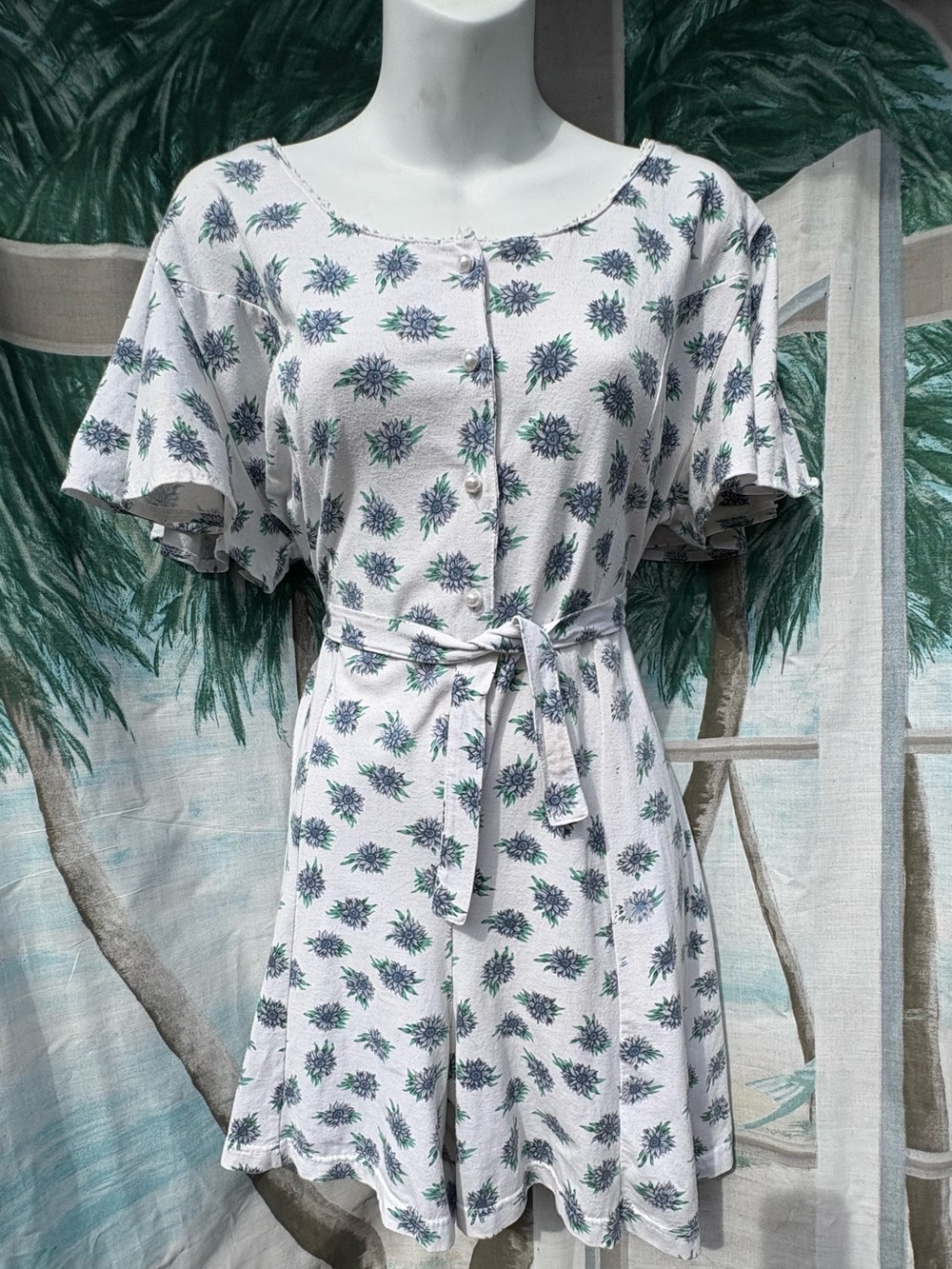 Vintage Ladies Floral Button-Front Belted skort in White and Green